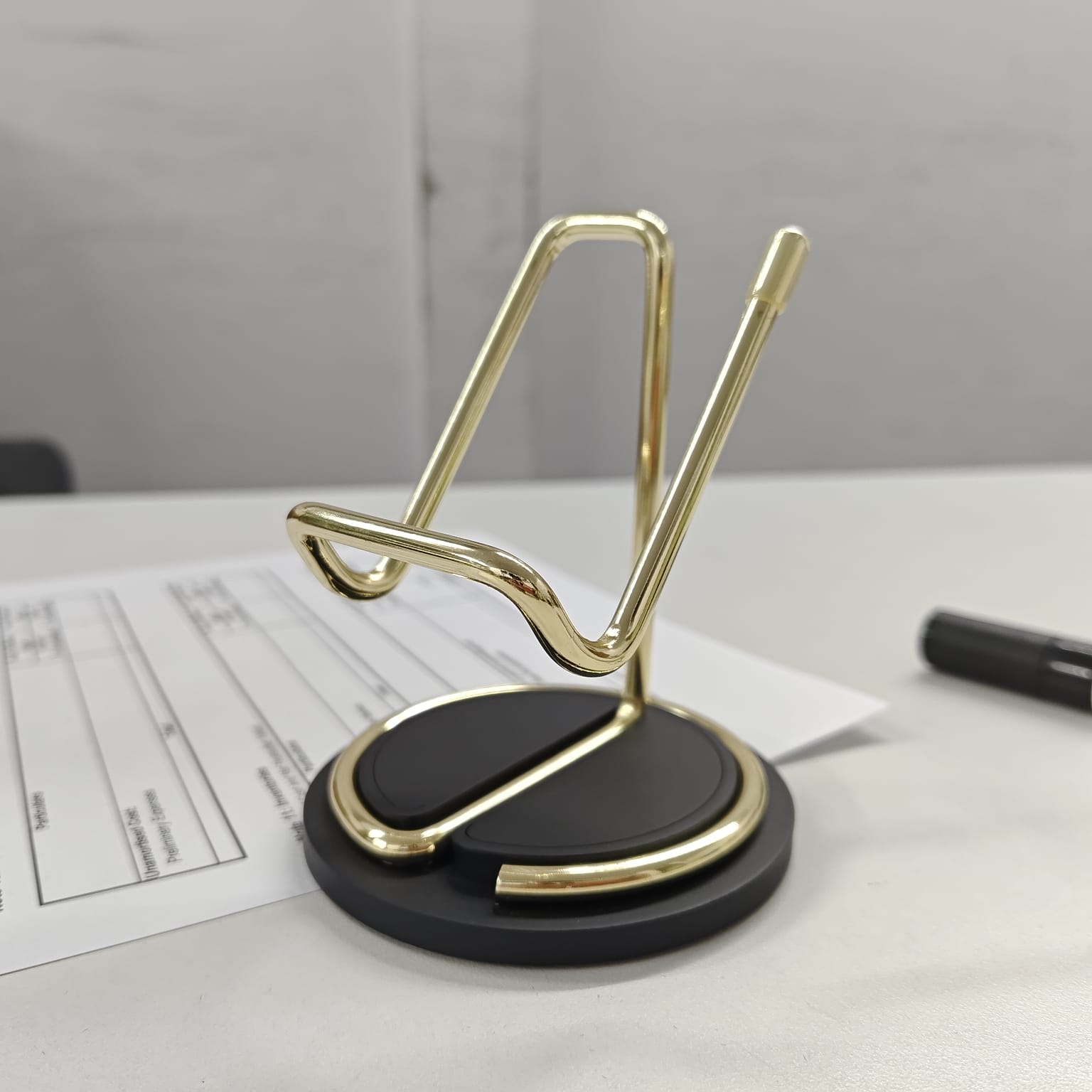 GOLDEN MOBILE STAND